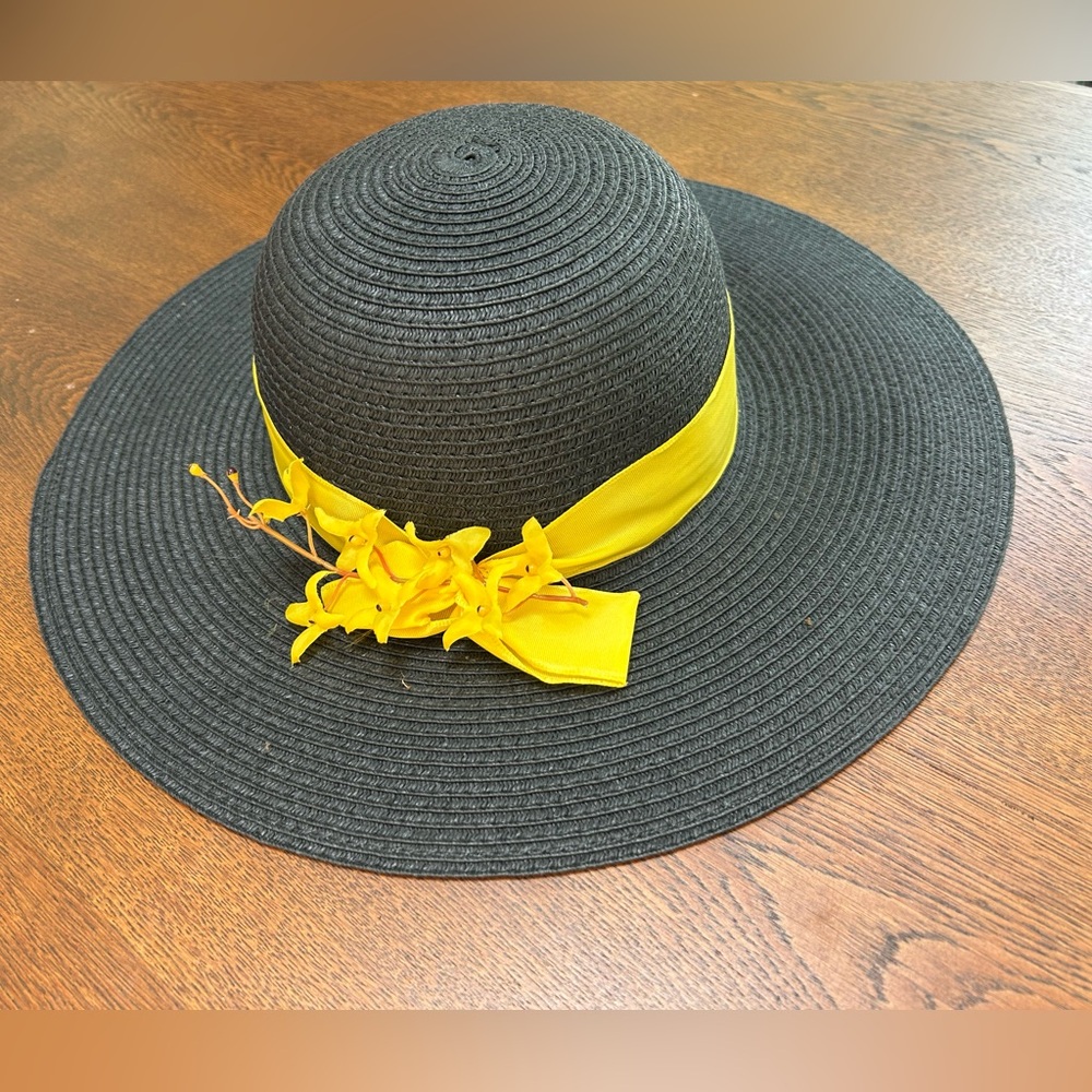 Chatties women’s Black/Yellow Wide-Brim Hat. Protect that pretty face! Elegant!
